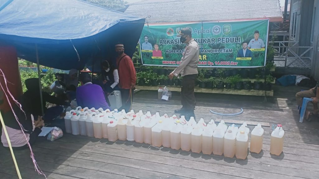 Jajaran Polres Kukar Kawal Pendistribusian Minyak Gorang Curah Kepada Masyarakat Desa Liang Ilir WhatsApp Image 2022 04 25 at 08.20.04