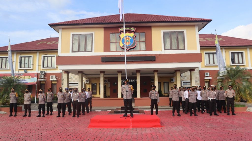 Pimpin Apel Pagi, Kapolres Paser Himbau Anggotanya Untuk Selalu Siaga Menjelang Hari Raya Idul Fitri 1443 H WhatsApp Image 2022 04 25 at 12.15.38 1