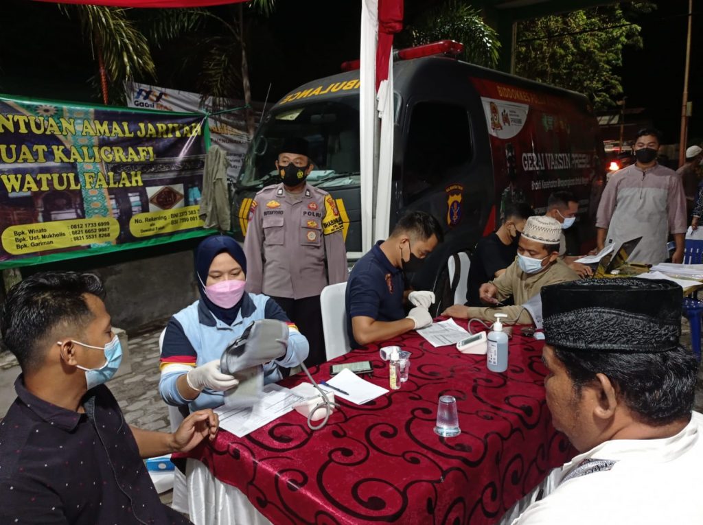 Gencarkan Capaian Herd Immunity, Polda Kaltim Terus Gelar Gerai Vaksinasi Hingga Malam Hari WhatsApp Image 2022 04 25 at 22.33.04 1