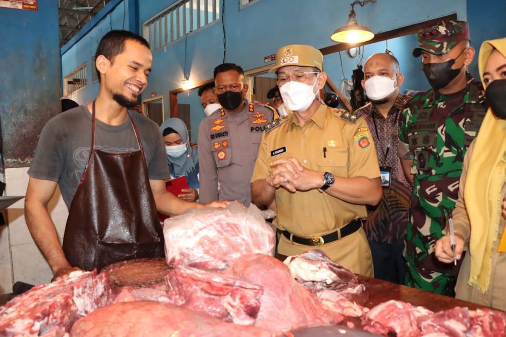 Polresta Beserta Forkopimda Kota Samarinda Monitoring Bahan Kebutuhan Pokok ke Sejumlah Pasar WhatsApp Image 2022 04 26 at 16.16.20