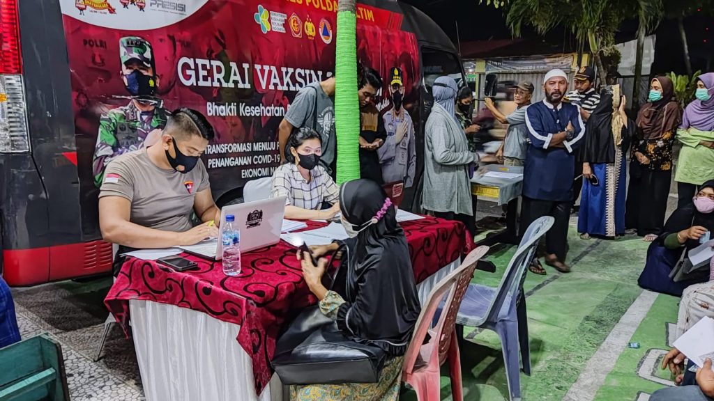 Antusias Masyarakat Ikuti Vaksinasi Booster Malam Hari Yang Dilakukan Polda Kaltim WhatsApp Image 2022 04 27 at 04.50.13