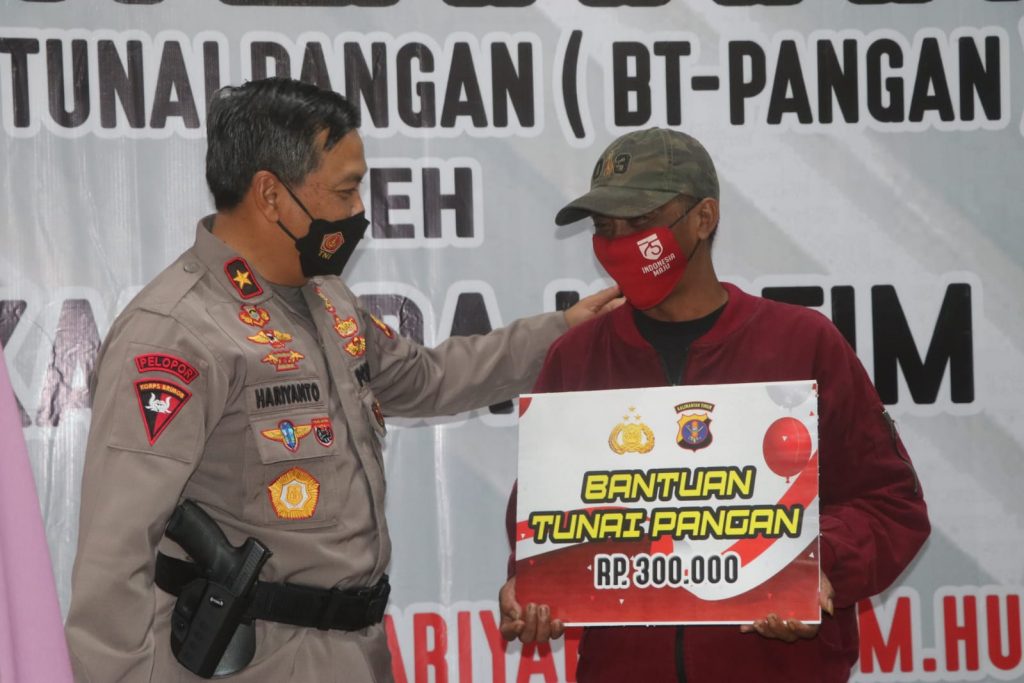 Tinjau Vaksinasi di Kubar, Wakapolda Kaltim Serahkan Bantuan Tunai Pangan WhatsApp Image 2022 04 27 at 10.56.10
