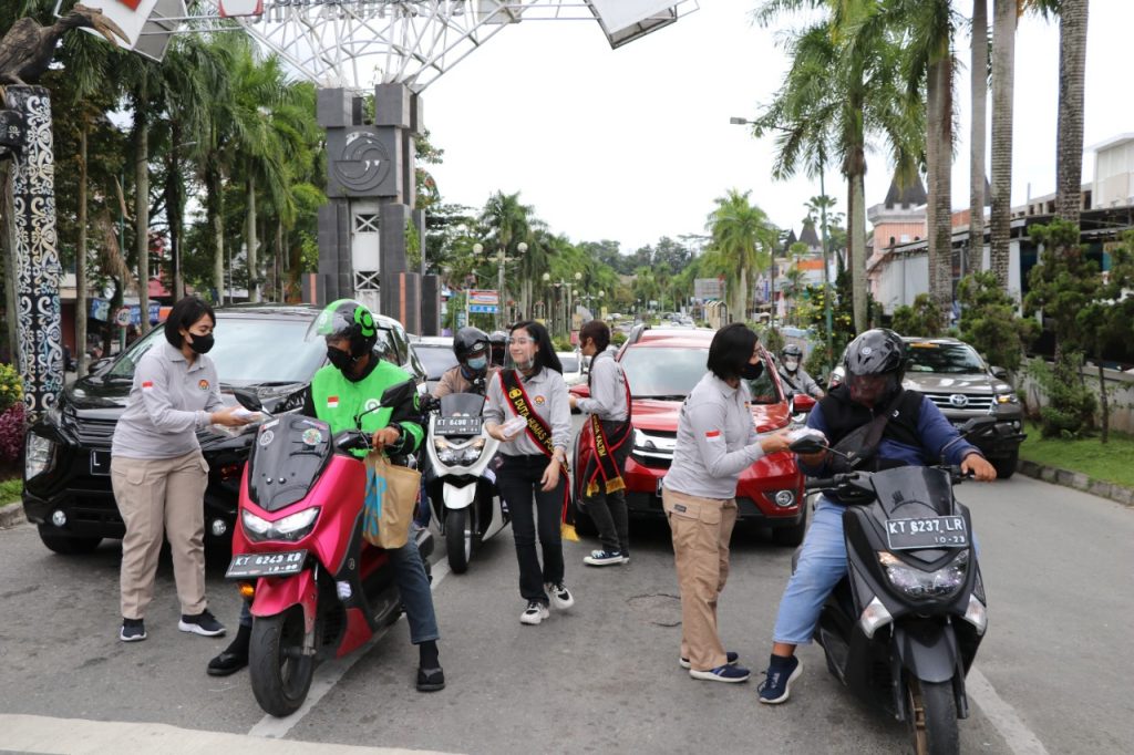 Ramadhan Penuh Berkah, Bid Humas Polda Kaltim Bagikan Takjil Jelang Berbuka Puasa WhatsApp Image 2022 04 27 at 16.27.16