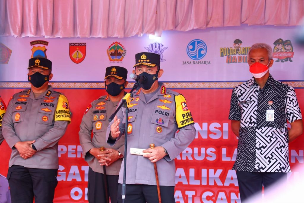 Tinjau Kalikangkung, Kapolri Imbau Pemudik Tak Paksakan Berkendara dalam Kondisi Lelah Demi Keselamatan WhatsApp Image 2022 04 27 at 17.31.21