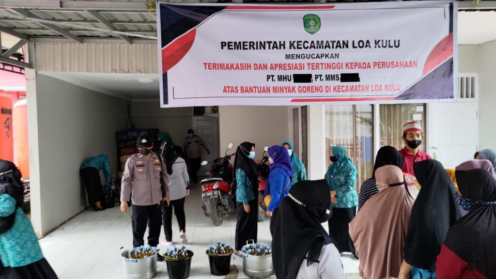 Pastikan Situasi Kondusif, Jajaran Polres Kukar Kawal Pendistribusian Minyak Goreng Gratis WhatsApp Image 2022 04 28 at 05.56.42