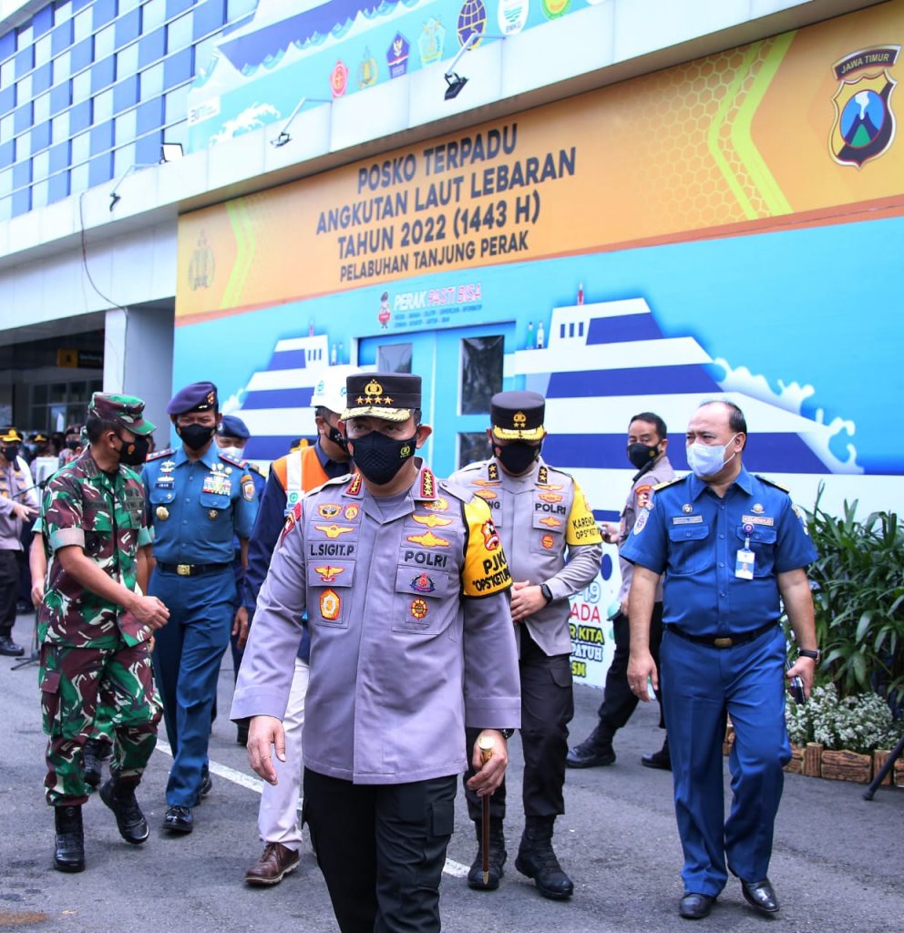 Tinjau Pelabuhan Tanjung Perak, Kapolri: Transportasi Laut Alternatif Kurangi Kemacetan Arus Mudik WhatsApp Image 2022 04 28 at 15.10.09