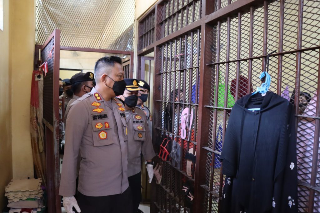 Cek Ruang Tahanan, Wakapolresta Samarinda Tekankan Jaga Kebersihan dan Kesehatan WhatsApp Image 2022 04 28 at 18.01.26