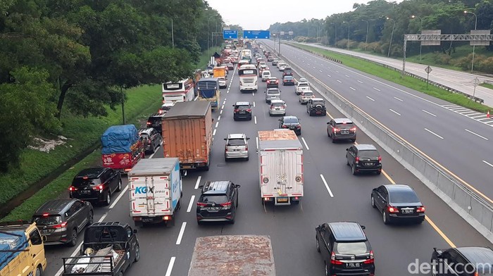 Arus Mudik Lebaran Lancar, Masyarakat Apresiasi Polri kebijakan one way dari tol cikampek ke tol kalikangkung telah diterapkan sejak pukul 1700 wib ruas jalan tol yang mengarah ke 169
