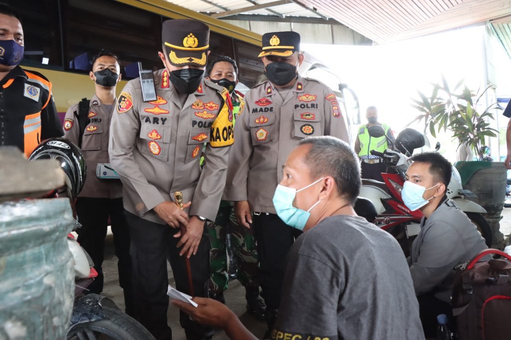 Kapolresta Samarinda Monitoring Pos Pam dan Pos Yan Serta Bagikan Bingkisan Lebaran WhatsApp Image 2022 05 01 at 18.04.52