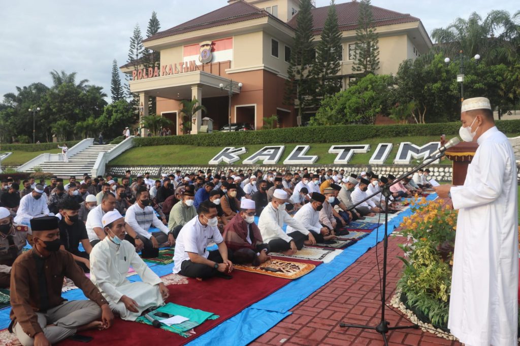 Kapolda Kaltim Berbaur Bersama Masyarakat Saat Sholat Idul Fitri 1443 H WhatsApp Image 2022 05 02 at 07.57.03