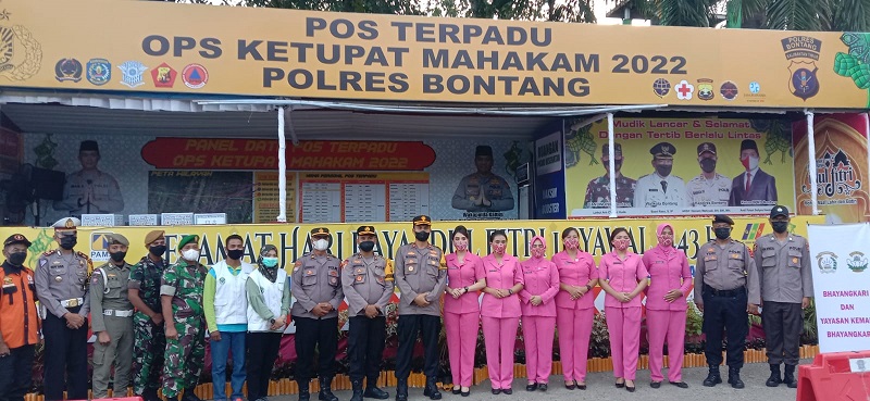 Wakapolres Bontang Dan Bhayangkari Kunjungi Pos Pengamanan Lebaran WhatsApp Image 2022 05 02 at 09.24.15
