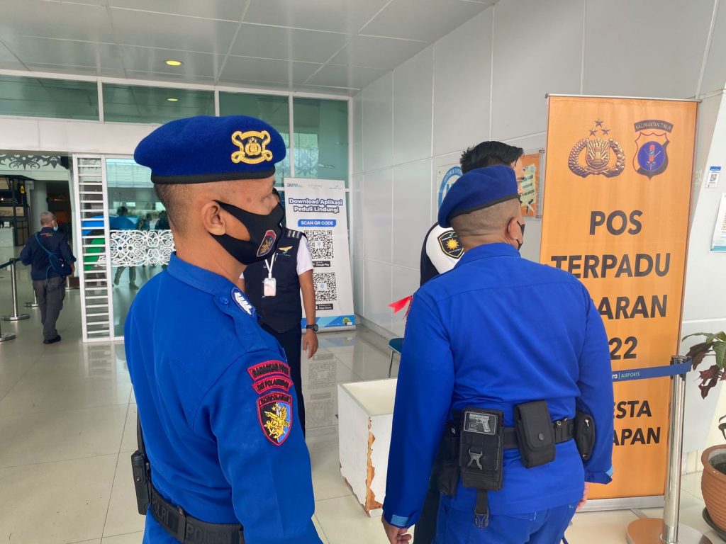 Patroli ke Bandara SAMS Sepinggan, Personel Polairud Berikan Himbauan Kamtibmas Suasana Lebaran WhatsApp Image 2022 05 02 at 11.04.23
