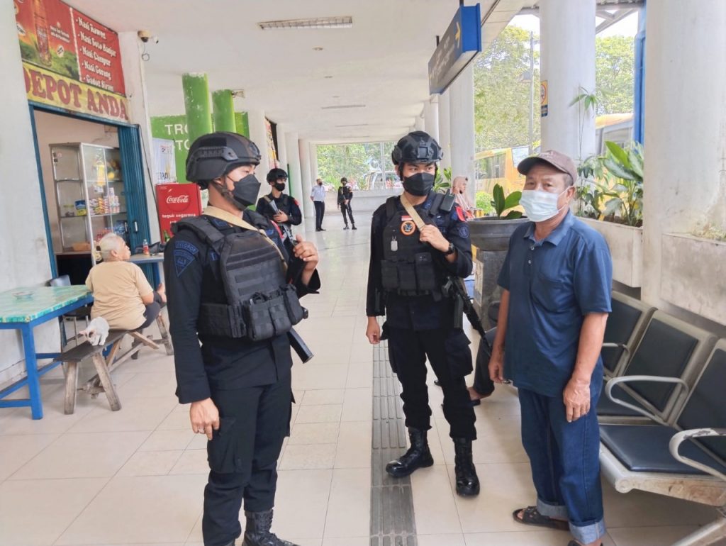 Ciptakan Situasi Idul Fitri Aman, Brimob Kaltim Patroli ke Terminal Batu Ampar WhatsApp Image 2022 05 02 at 20.10.14