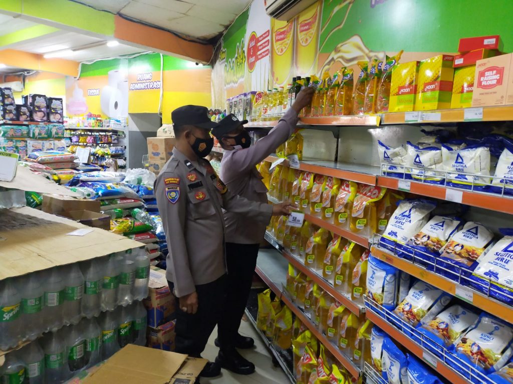 Saat Lebaran Personil Polres Kukar Cek Ketersediaan Stok Migor WhatsApp Image 2022 05 05 at 05.16.30