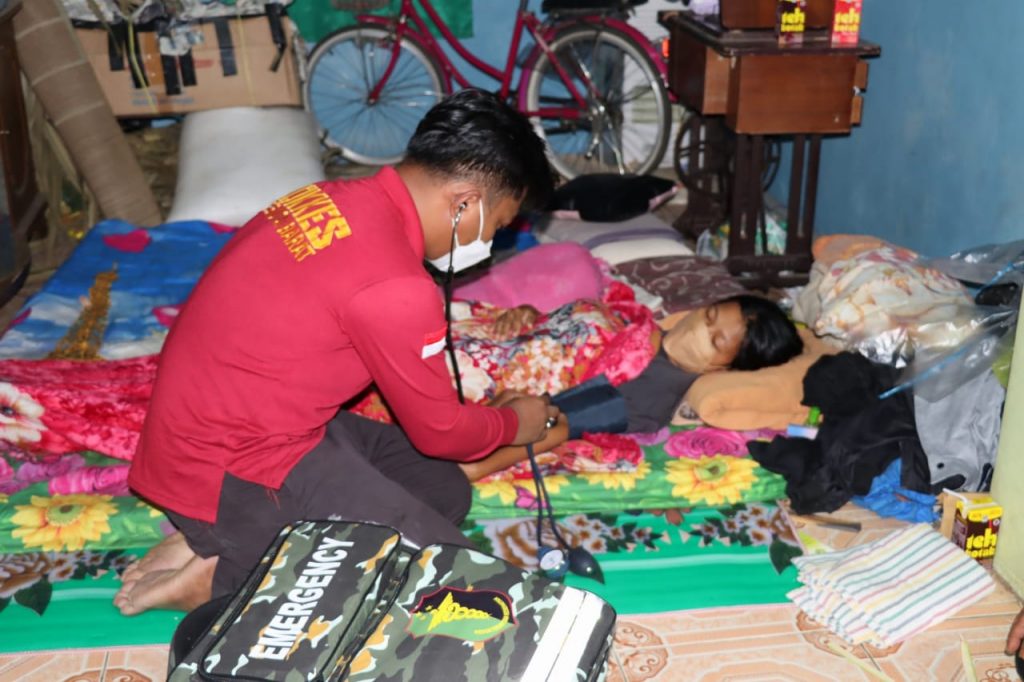 Wujud Kepedulian Pada Masyarakat, Polres Kubar Rawat Istri Alm. Hendrikus Yang Sakit WhatsApp Image 2022 05 06 at 08.34.59