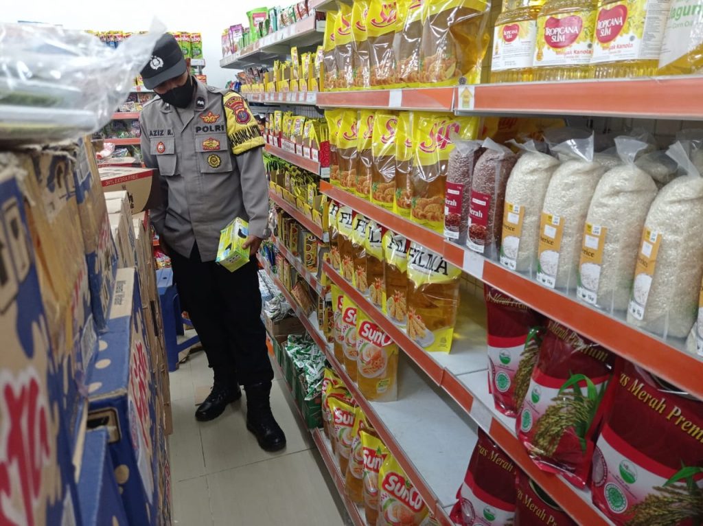 Guna Pastikan Stok Minyak Goreng Aman Saat Libur Lebaran, Polsek Anggana Lakukan Pengecekan Ketersediaan WhatsApp Image 2022 05 06 at 09.27.30