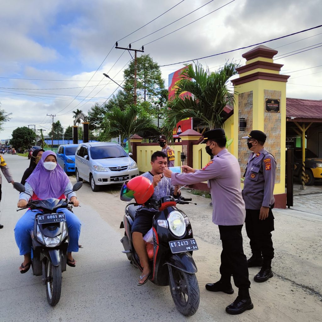 Polsek Palaran Cegah Penyebaran Virus Covid-19 Dengan Pembagian Masker WhatsApp Image 2022 05 06 at 09.49.18
