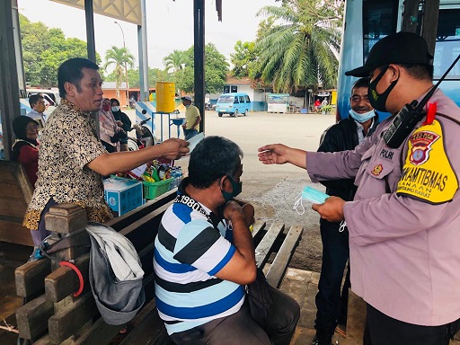 Wujud Perdulian dan Cegah Penyebaran Covid, Polsek Bontang Barat Bagi Masker Kepada Pemudik   WhatsApp Image 2022 05 07 at 12.53.59