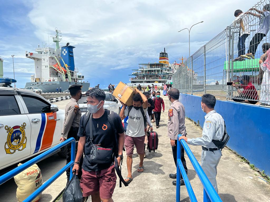 Pastikan Aman, Personil Polres Bontang Amankan Arus Balik Lebaran Di Pelabuhan Loktuan WhatsApp Image 2022 05 09 at 16.50.28