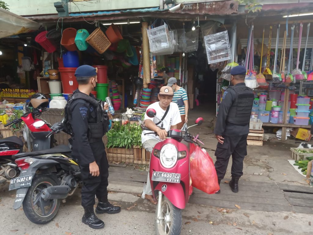 Pastikan Sitkamtibmas Tetap Kondusif, Patroli Brimob Sambang dan Dialogis dengan Pedagang Pasar Sepinggan WhatsApp Image 2022 05 11 at 13.57.52