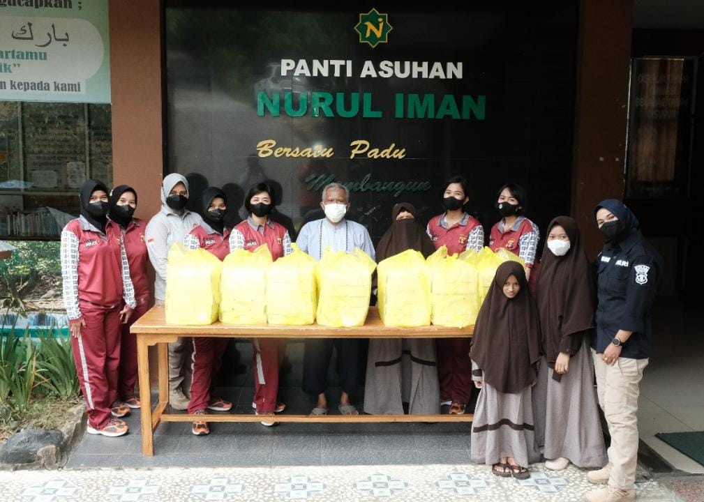 Kunjungi Panti Asuhan Nurul Iman Balikpapan, Polwan Polda Kaltim Berbagi Kasih WhatsApp Image 2022 05 13 at 12.21.50