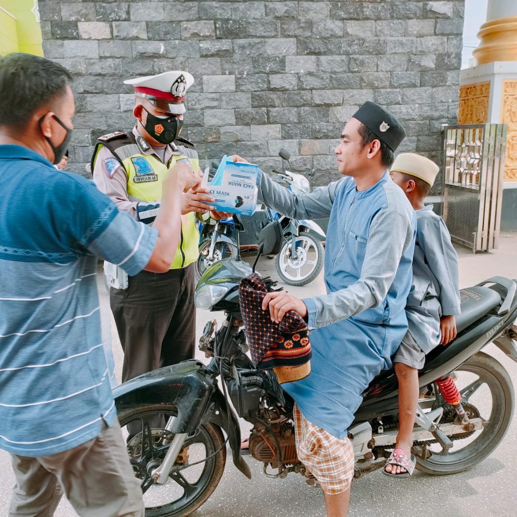 Pengamanan Ibadah Shalat Jumat, Polres Paser Bagikan Masker Kepada Jama’ah WhatsApp Image 2022 05 13 at 17.45.12