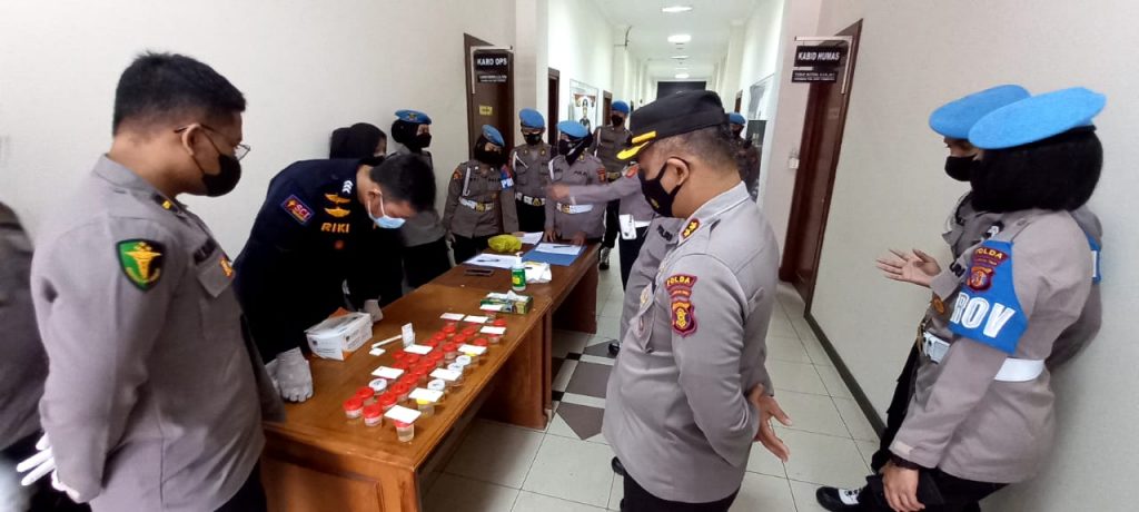 Bid Propam Polda Kaltim Cek Urine dan Sikap Tampang Personil Polri WhatsApp Image 2022 05 17 at 08.43.23