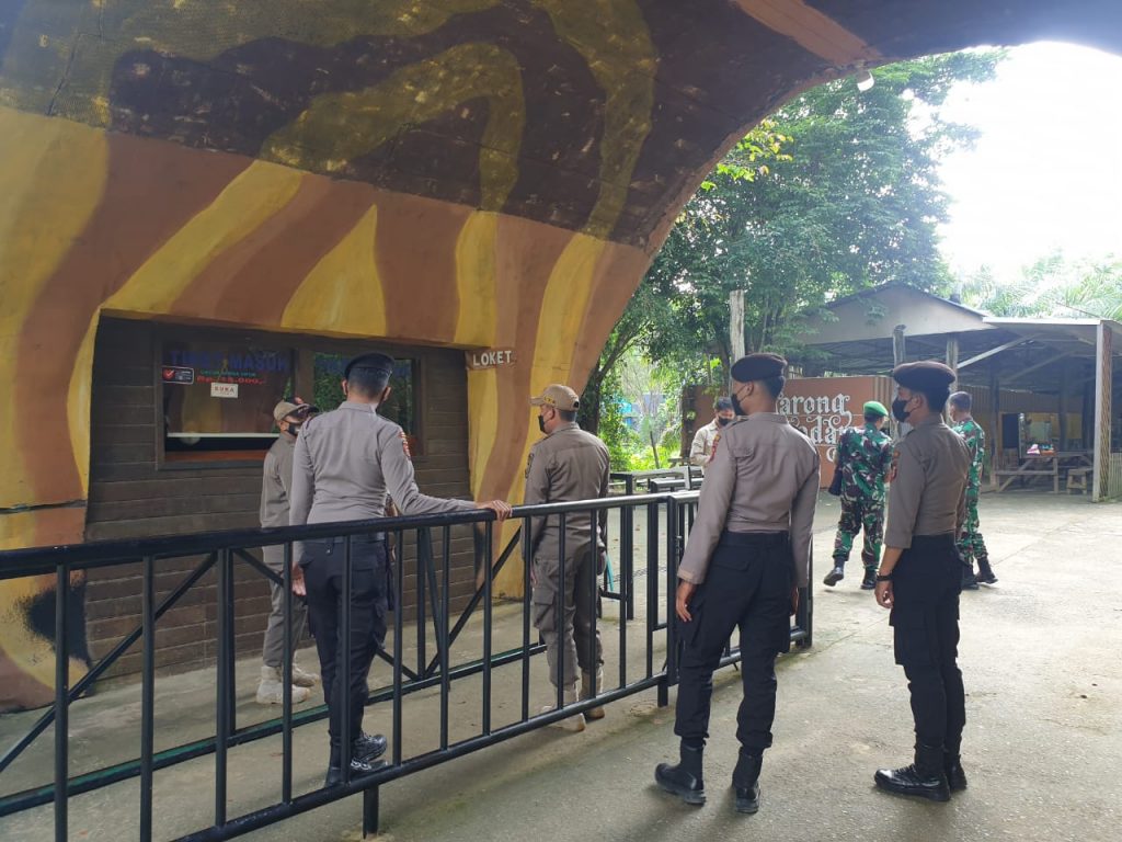 Cegah Lonjakan Covid 19, Personel Polres Kukar Gelar Operasi Yustisi Penerapan Protokol Kesehatan WhatsApp Image 2022 05 17 at 09.07.49