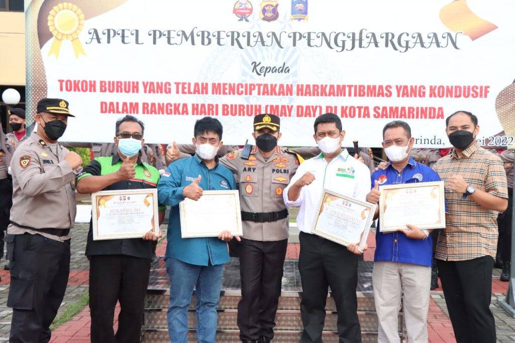 Polresta Samarinda Gelar Upacara Bulanan dan Pemberian Penghargaan Kepada Tokoh Buruh WhatsApp Image 2022 05 17 at 13.03.44