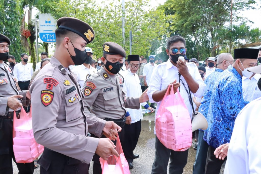 Wujud Humanis Personel Polres Paser Dalam Pengamanan Aksi Keprihatinan oleh Apkasindo WhatsApp Image 2022 05 17 at 13.56.43