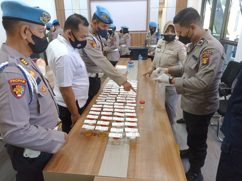 Propam Polda Kaltim Mendadak Cek Senpi dan Tes Urine Anggota Ditresnarkoba WhatsApp Image 2022 05 18 at 11.39.25 2