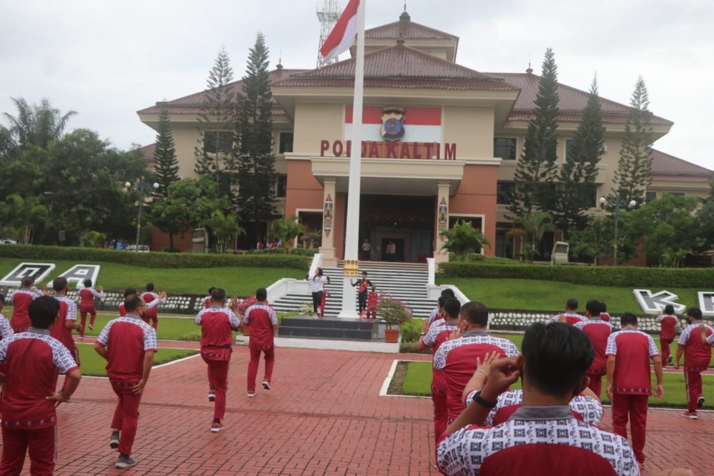 Jaga Kebugaran Tubuh, Pesonel Polda Kaltim Laksanakan Senam Aerobik WhatsApp Image 2022 05 20 at 08.09.45
