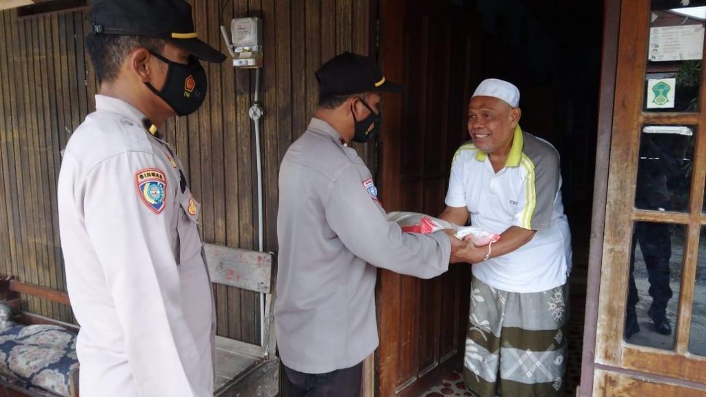 Jumat Berkah, Polres Paser Bagikan Paket Sembako Kepada Warga WhatsApp Image 2022 05 20 at 16.09.18