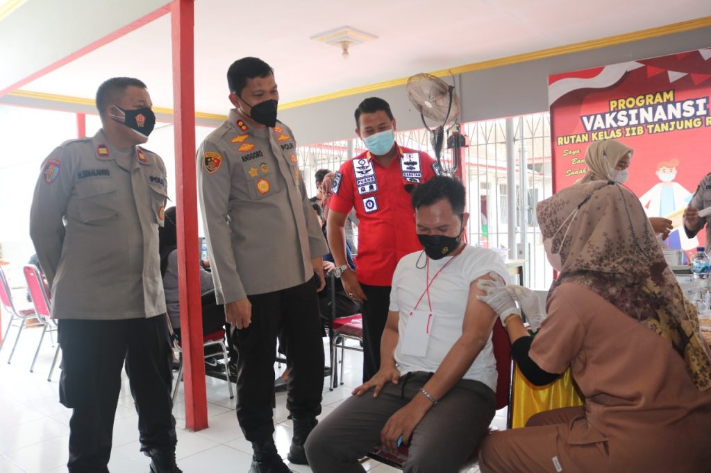 Percepat Herd Immunity, Polres Berau Gelar Vaksinasi di Rutan Tanjung Redeb WhatsApp Image 2022 05 25 at 15.49.19