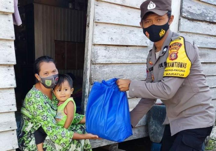 Indahnya Berbagi, Polres Berau Berikan Paket Sembako Kepada Masyarakat WhatsApp Image 2022 05 26 at 11.30.08