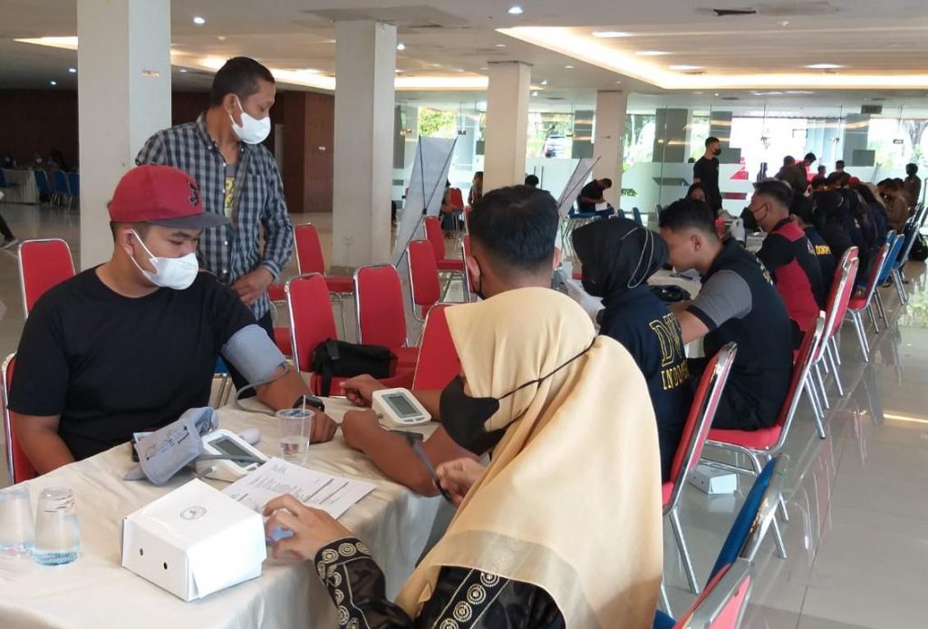Kejar Capaian Kekebalan Komunal, Bid Dokkes Polda Kaltim Gelar Vaksinasi di Gedung Kesenian Balikpapan WhatsApp Image 2022 05 27 at 15.21.21