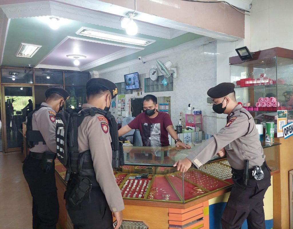 Sambangi Toko Emas, Patroli Samapta Polres Kukar Imbau Kewaspadaan WhatsApp Image 2022 05 31 at 00.21.15