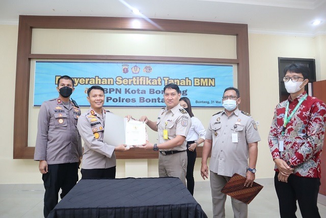 Kapolres Bontang Terima Penyerahan Sertifikat Tanah BMN Dari BPN Kota Bontang WhatsApp Image 2022 05 31 at 16.07.30
