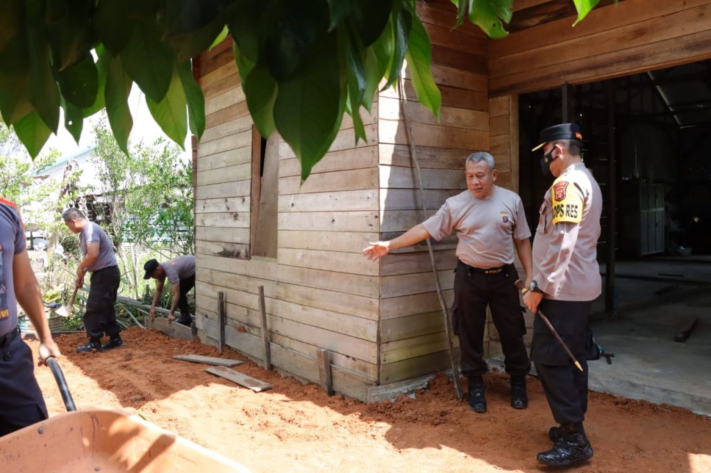 Kapolres Paser Tinjau Program Bedah Rumah WhatsApp Image 2022 06 02 at 09.07.24