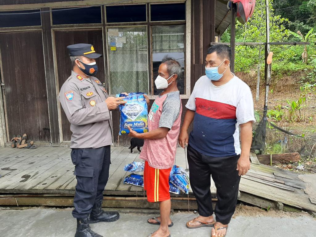 Polres Kutai Kartanegara Salurkan Bantuan Sosial Kepada Masyarakat Terdampak Covid 19 WhatsApp Image 2022 06 06 at 08.40.28
