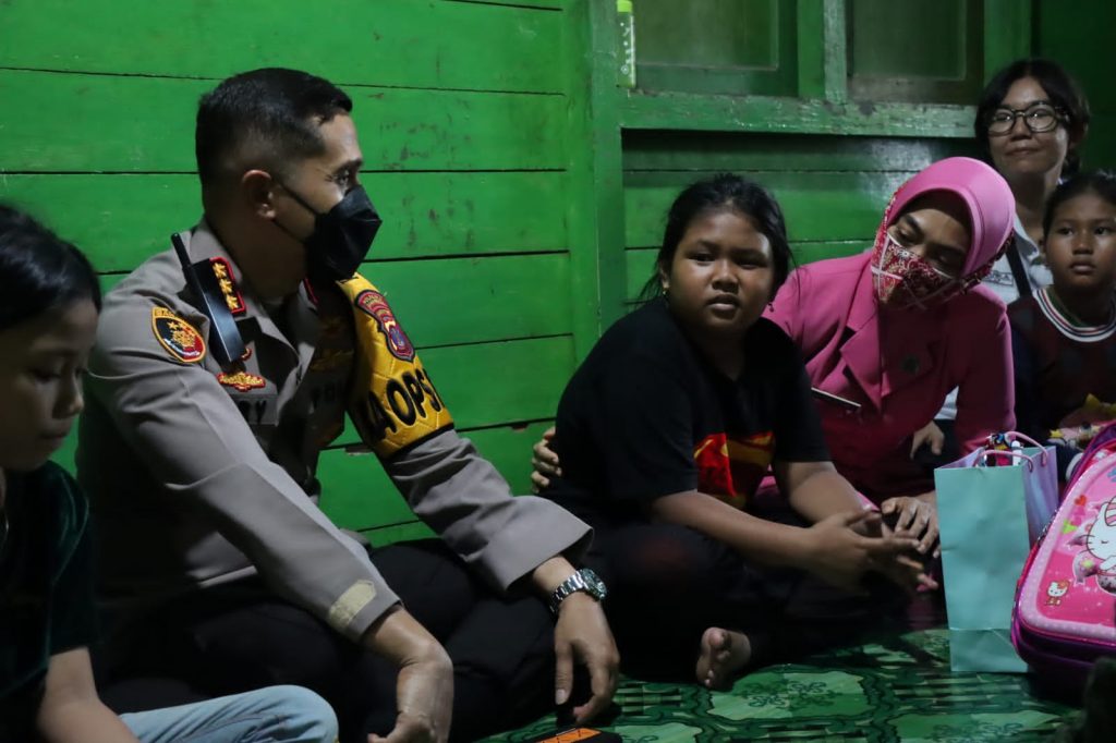 Kunjungi Kediaman Murid SD Yang Viral, Kapolresta Samarinda Berikan Motivasi dan Perlengkapan Sekolah WhatsApp Image 2022 06 07 at 17.38.20