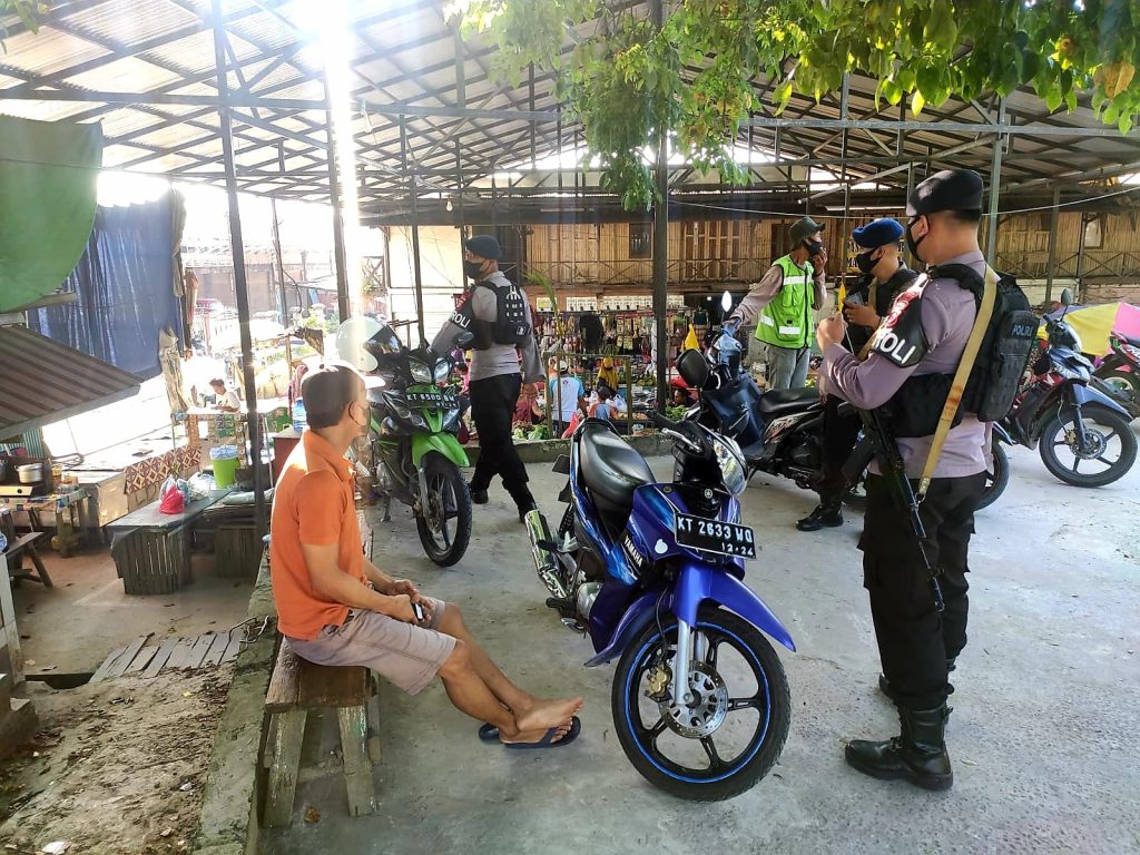 Waspadai Tindak Kejahatan, Tim Patmor Brimob Batalyon B Laksanakan Patroli di Pasar Tradisional WhatsApp Image 2022 06 08 at 09.55.04