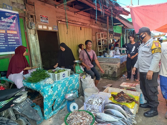Blusukan di Pasar Tradisional, Patroli Polsek Marang Kayu Sosialisasikan Himbaun Protokol Kesehatan WhatsApp Image 2022 06 08 at 19.02.28