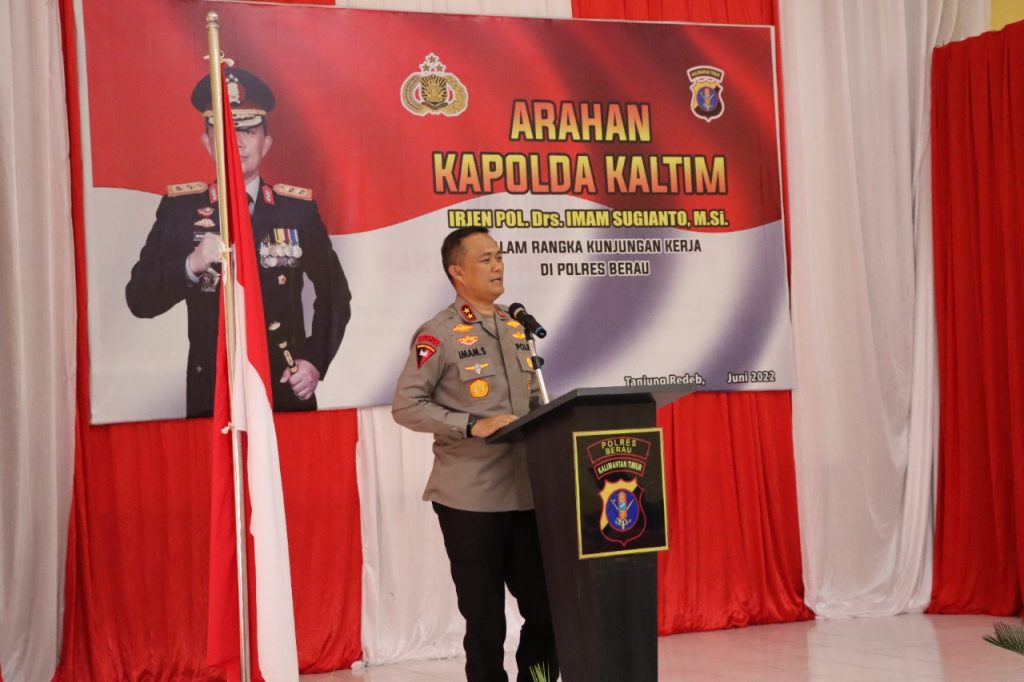 Kunjungan Kerja ke Berau, Kapolda Kaltim Beri Arahan Kepada Personel WhatsApp Image 2022 06 10 at 12.24.56