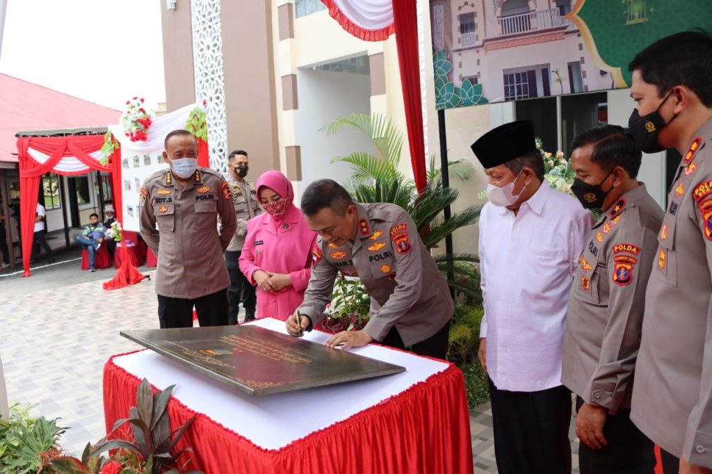 Resmikan Masjid Al-Mubarok Wicaksana Laghawa, Kapolda Kaltim Berikan Bantuan Al-Quran WhatsApp Image 2022 06 10 at 14.05.47 1
