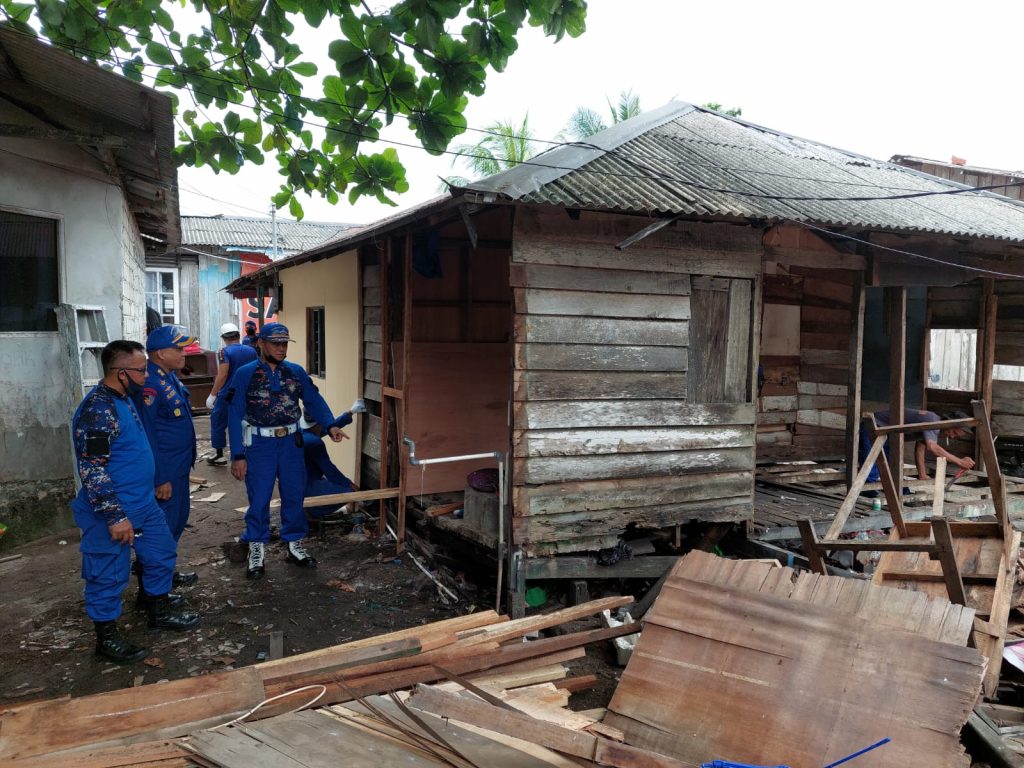 Peringati Hari Bhayangkara ke-76, Ditpolairud Polda Kaltim Gelar Bedah Rumah di Balikpapan WhatsApp Image 2022 06 10 at 14.58.05