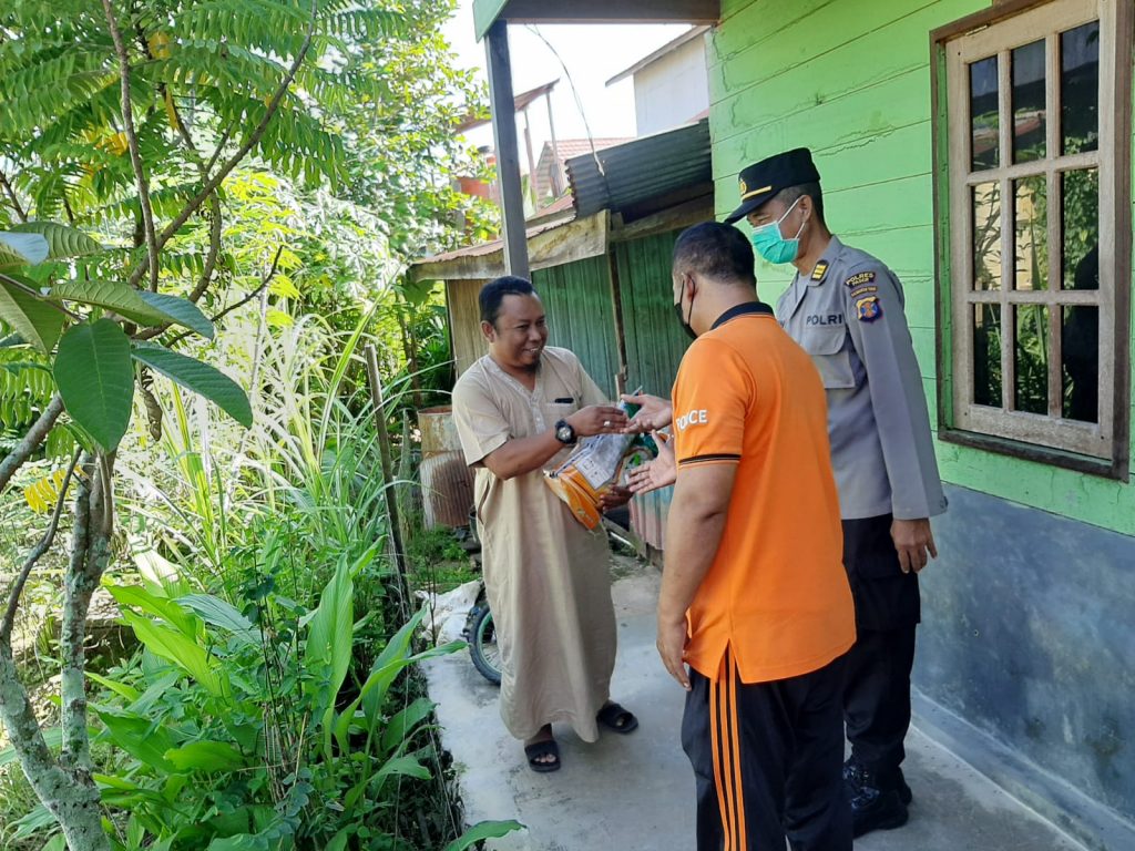 Peduli Sesama, Sat Binmas Polres Paser Bagikan Paket Sembako Kepada Masyarakat WhatsApp Image 2022 06 10 at 16.24.54 1