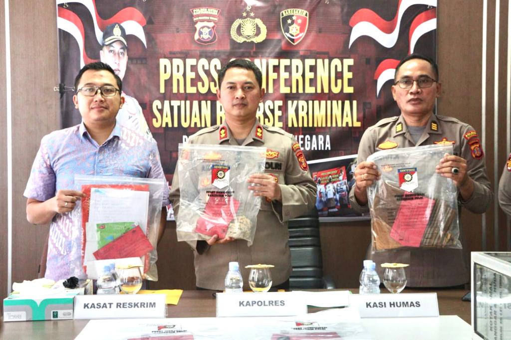 Polres Kutai Kartanegara Gelar Press Conference Kasus Pencurian dan Pengancaman WhatsApp Image 2022 06 11 at 09.44.02