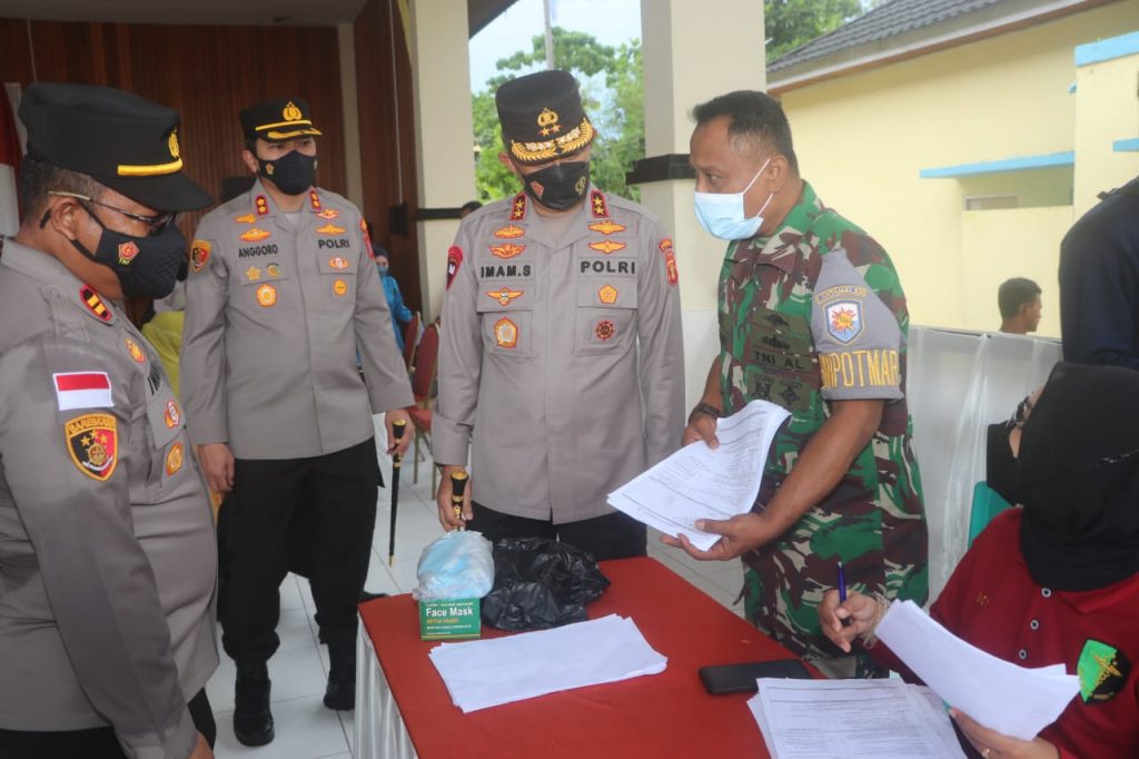 Kunjungi Pulau Maratua, Kapolda Kaltim Tinjau Bakti Kesehatan Dalam Rangka Hari Bhayangkara ke-76 WhatsApp Image 2022 06 11 at 20.22.09