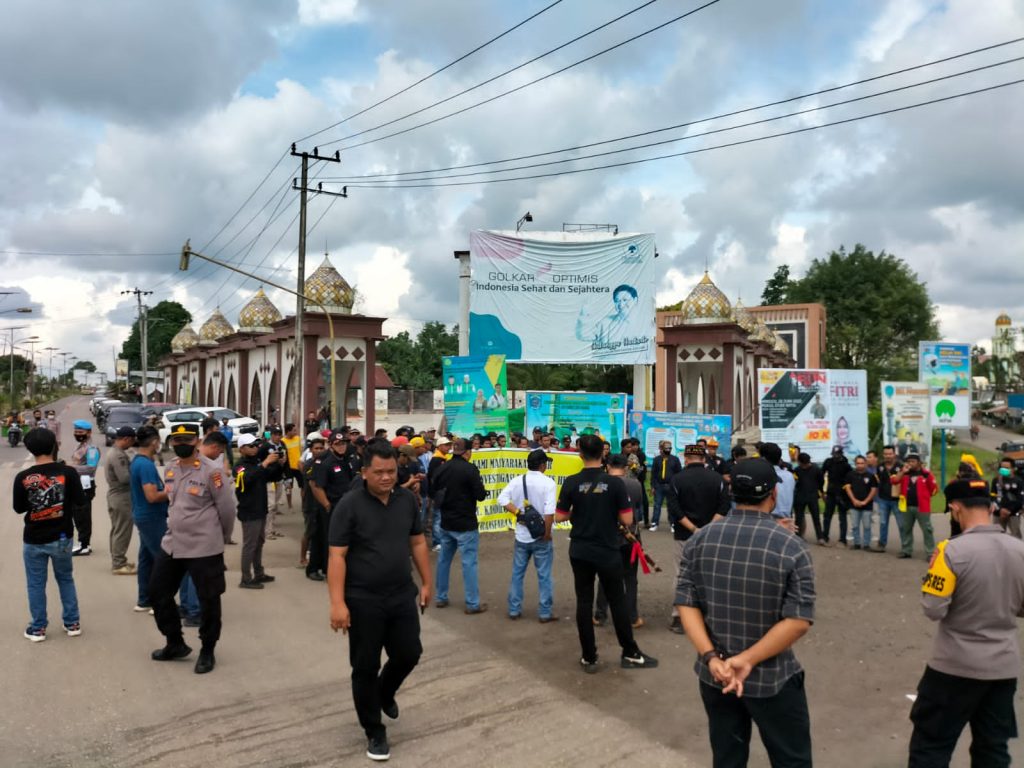 Wakapolres Paser Pimpin Pengamanan Aksi Damai Oleh Kelompok Ormas di Kecamatan Kuaro WhatsApp Image 2022 06 15 at 15.10.58